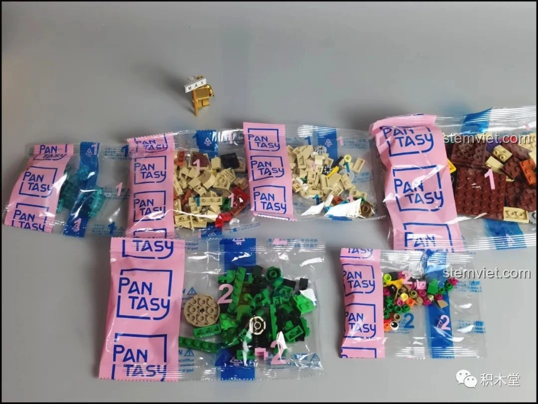 Các túi mảnh ghép được đánh số 1 và 2 của bộ lắp ráp Pantasy Joyside 61002 cảnh quan sa mạc.