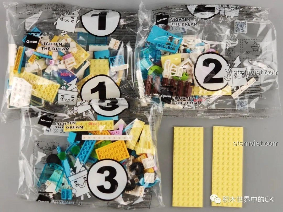 Các túi mảnh ghép được đánh số 1, 2, 3 và các tấm đế màu vàng của bộ lắp ráp QMAN 4804 Biệt Thự Bãi Biển.