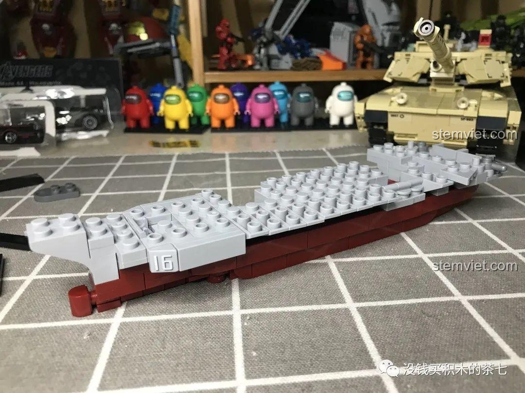 Mảnh ghép boong tàu màu đen của mô hình tàu sân bay Liêu Ninh, với các đường kẻ sẵn, chuẩn bị dán sticker chuyển nhiệt.