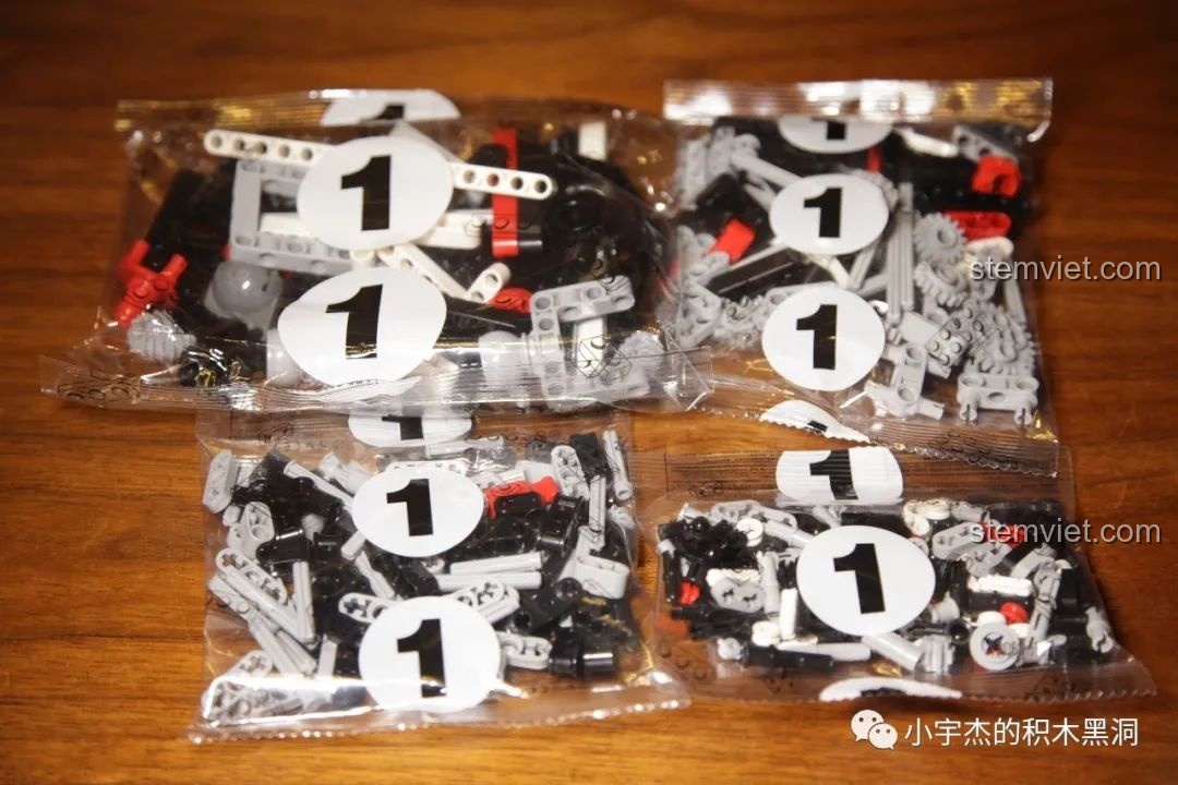 Các mảnh ghép trong túi số 1 của bộ Mould King 13069, sẵn sàng cho việc lắp ráp khung gầm.