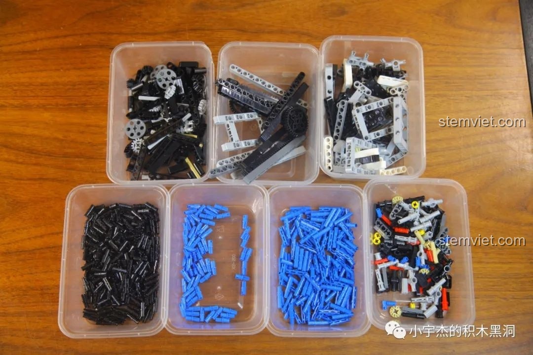 Các mảnh ghép chất lượng cao của bộ xếp hình Xe Đầu Kéo Mercedes-Benz Actros 4163 ShineYU YC-QC007, được sắp xếp gọn gàng.