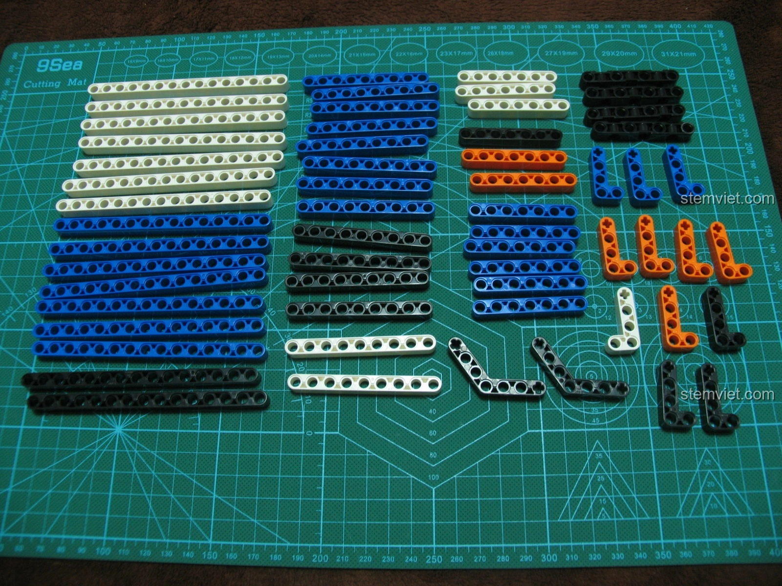 Các mảnh ghép hình chữ L và thanh thẳng của bộ đồ chơi lắp ghép Mô hình súng AK-47 cho trẻ trên 8 tuổi, đa dạng màu sắc.