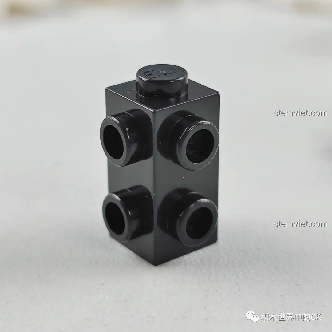 Cận cảnh một mảnh ghép chức năng đặc biệt màu đen trong bộ đồ chơi xây dựng Keeppley K10209.