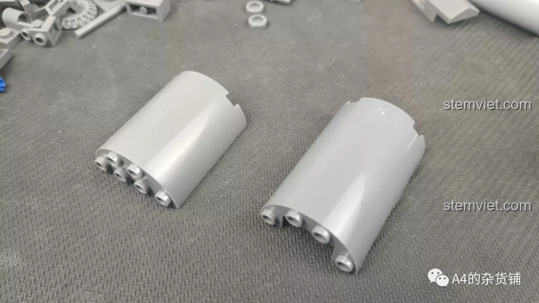 Hai mảnh ghép cong tạo hình nòng pháo của KAZI KY10005 Pháo Xe Lửa Dora 800mm Đức, với bề mặt nhẵn bóng.