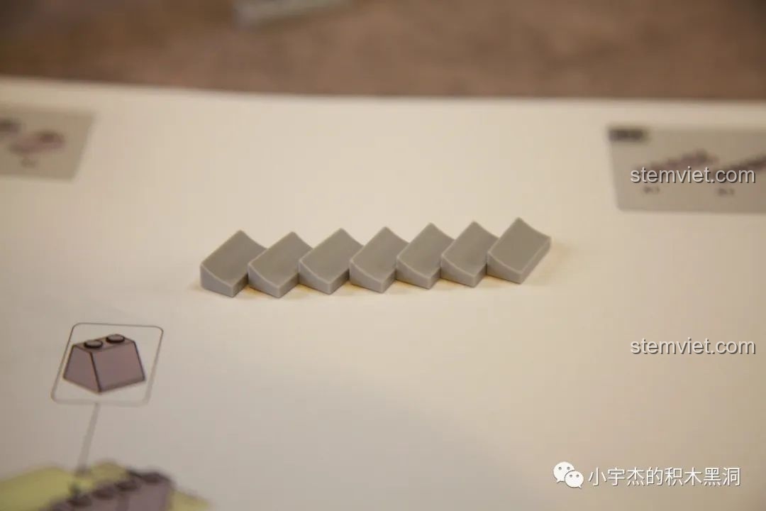 Cận cảnh các mảnh ghép màu xám có độ cong nhẹ, dùng để tạo hình cho bộ lắp ráp Sluban M38-B1188 Tàu Sân Bay Phúc Kiến.