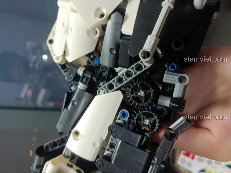 Các mảnh ghép cong và tròn màu trắng của bộ lắp ráp Mô tô Quốc Bân-650 0915, giúp tạo hình mềm mại.