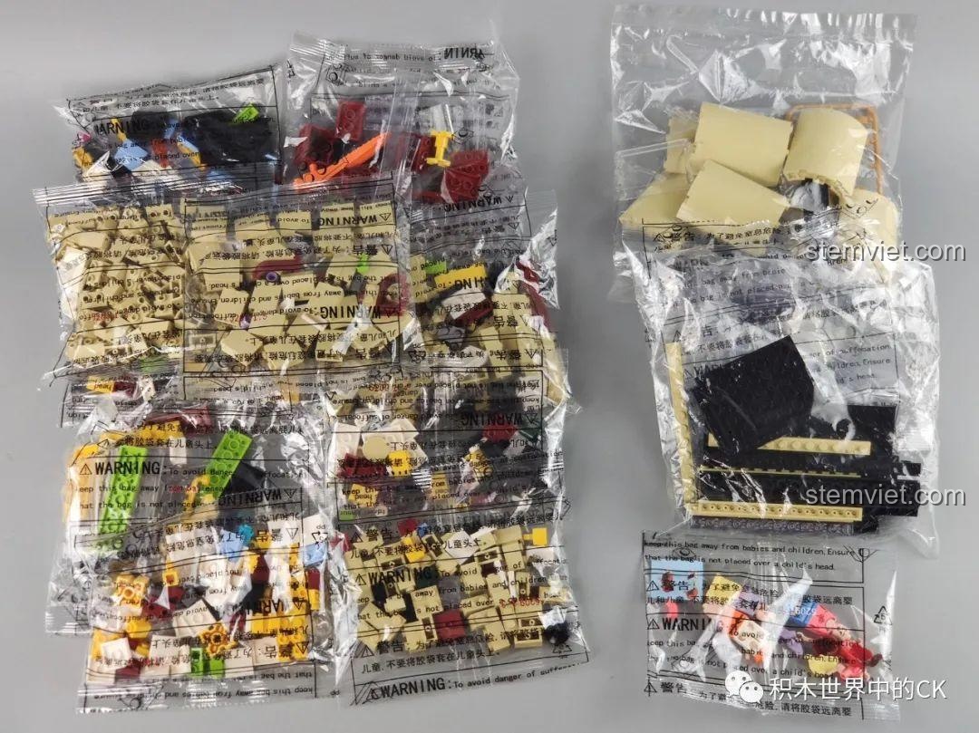 Các túi mảnh ghép của bộ lắp ráp Cửa hàng trà sữa JIAZHI SY 5209 được đóng gói riêng biệt, có nhãn cảnh báo.