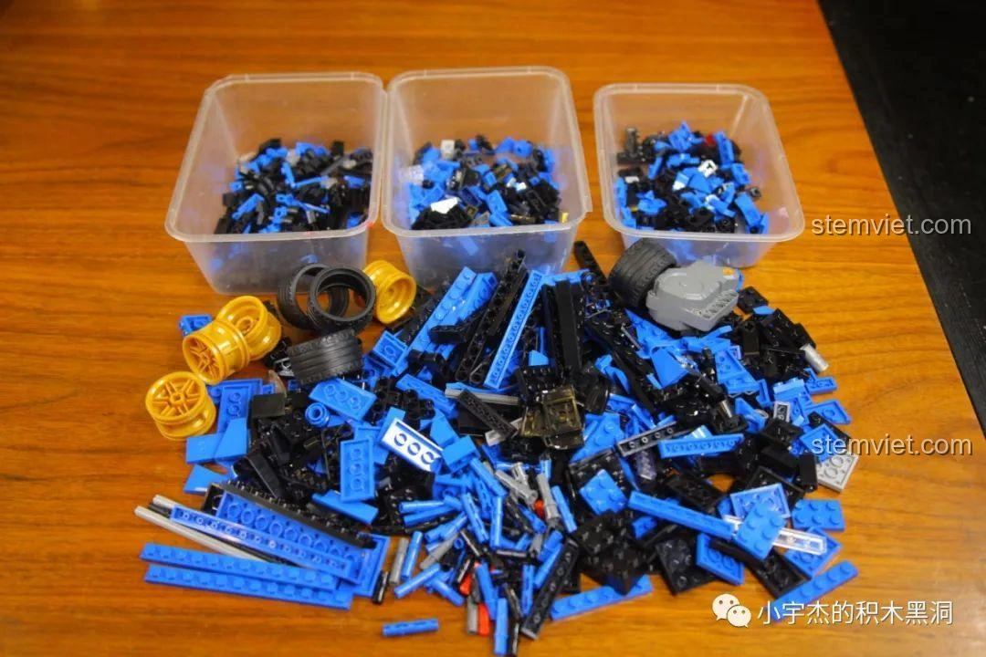 Các mảnh ghép của bộ lắp ráp 8408 Subaru Impreza đã được phân loại sơ bộ trước khi lắp.