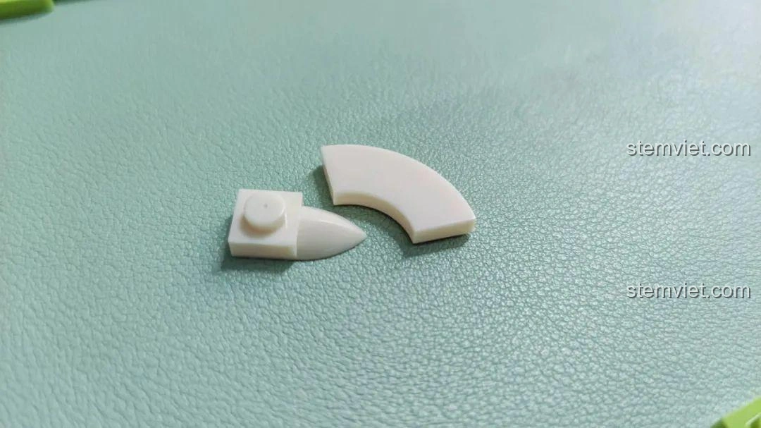 Chi tiết các mảnh ghép đặc biệt của bộ lắp ghép Khủng long Bạo Chúa Ăn Vặt JAKI JK5102, hình dáng độc đáo.