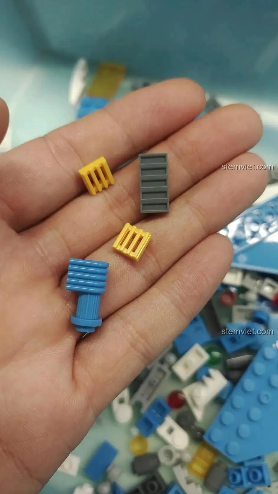 Các mảnh ghép đặc biệt như thanh chắn 1x1 và mảnh trụ có rãnh của bộ WOMA C0407.