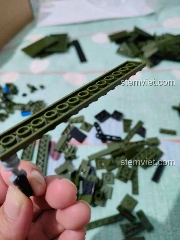 Chi tiết mảnh ghép dài của bộ lắp ráp Xe Tên Lửa DF-17 CAYI 2282, chất liệu nhựa an toàn.