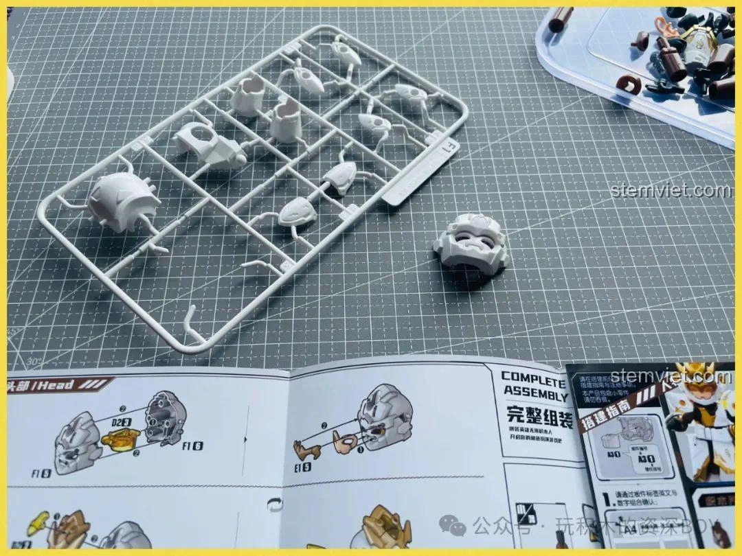 Các mảnh ghép chi tiết của phần đầu mô hình Lưu Bị Chiến Giáp BLOKEES, bao gồm cả các mảnh trong suốt.