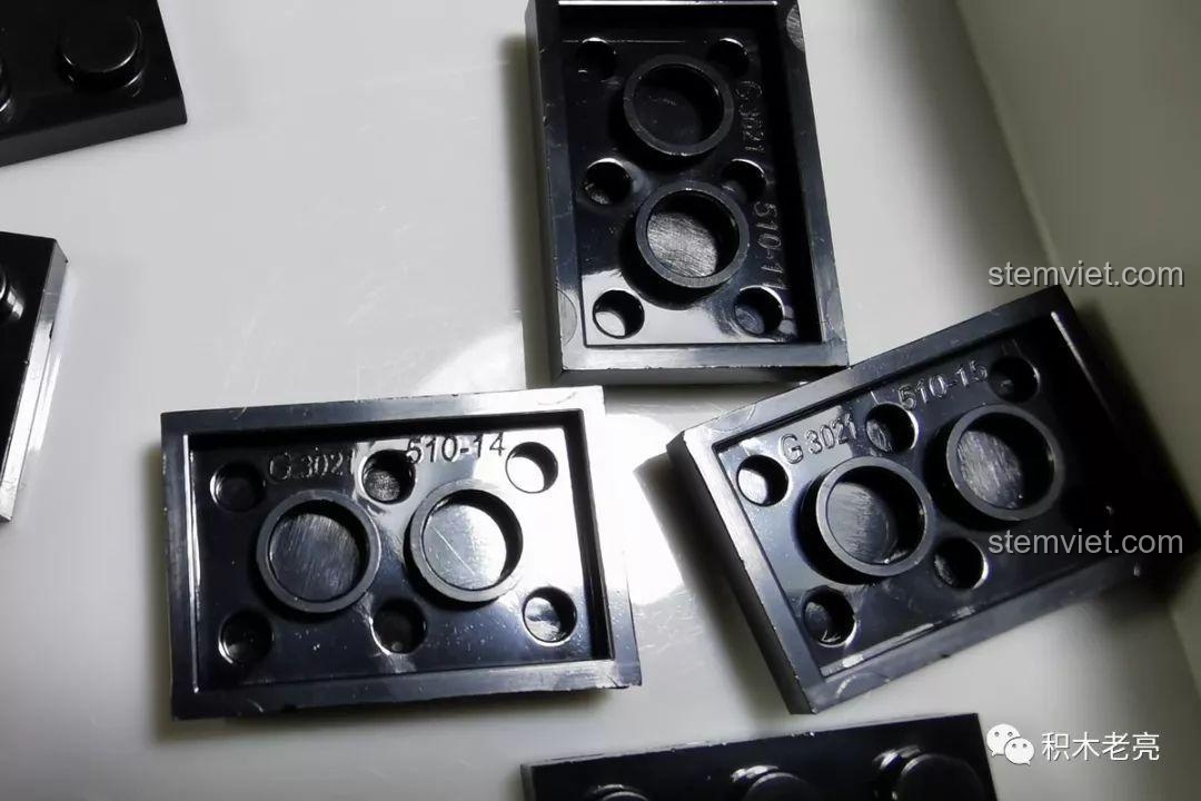 Các mảnh ghép Technic màu đen của Mould King 13106 với bề mặt mịn và các lỗ kết nối chính xác.