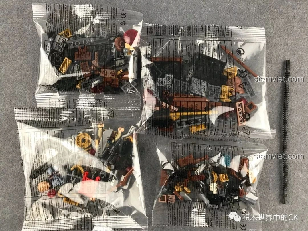 Các túi mảnh ghép của bộ đồ chơi lắp ráp Chiến Binh Hơi Nước Winner 8040 được phân loại rõ ràng.