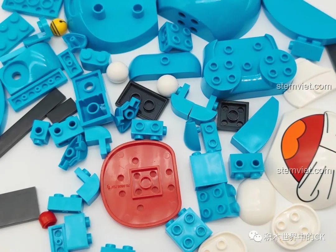 Các mảnh ghép đồ chơi Keeppley Doraemon K20411 được trải ra, cho thấy chất liệu nhựa ABS cao cấp và màu sắc tươi sáng.