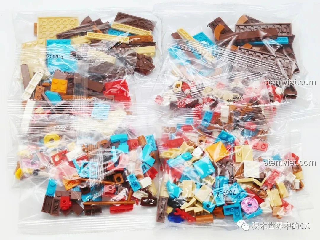 Các túi mảnh ghép của đồ chơi lắp ráp Thuyền buồm phiêu lưu KUYU MOXING KY7069, được phân loại gọn gàng, chất lượng tốt.