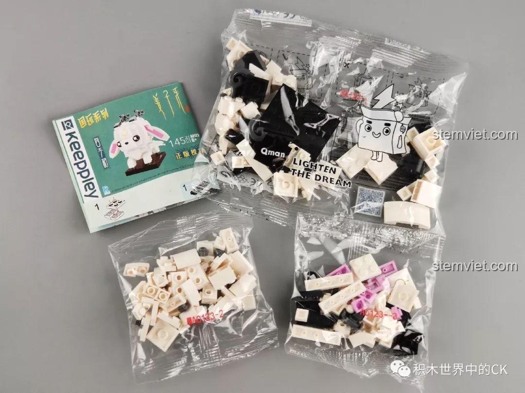 Các mảnh ghép và sách hướng dẫn của bộ đồ chơi lắp ráp Tứ Bất Tượng Keeppley A0123