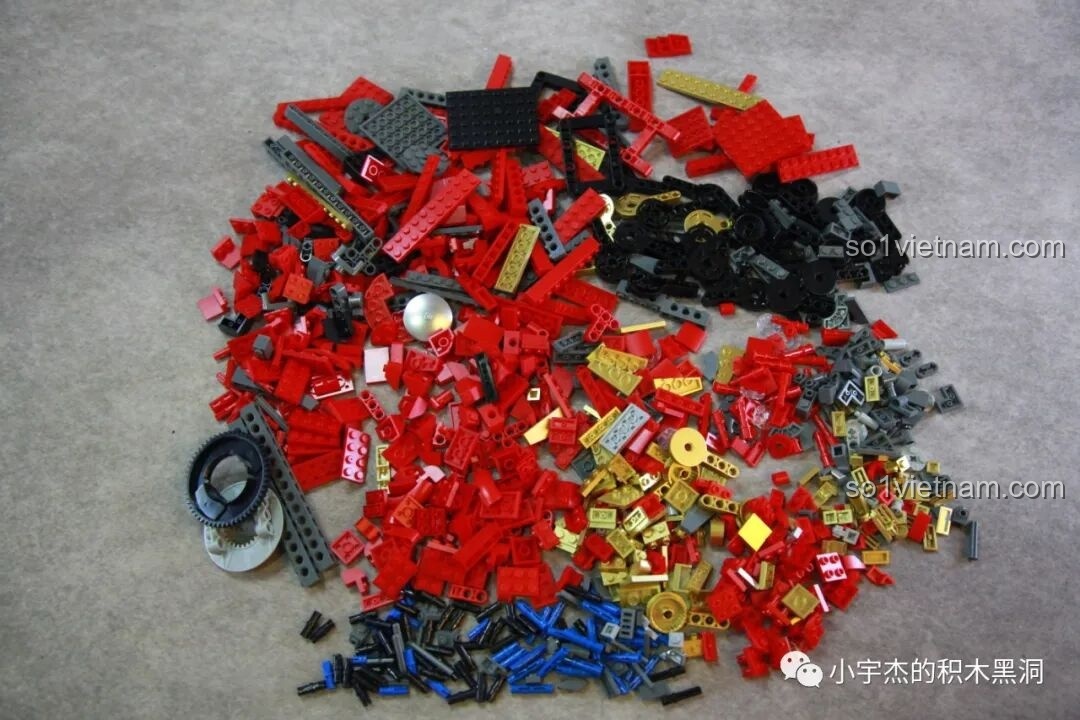 Góc cận cảnh các mảnh ghép màu đỏ của KBOX V5004 Hulkbuster MK44, có bề mặt mờ nhám.