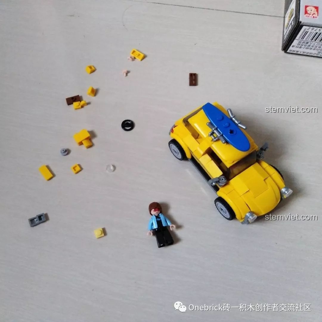 Các mảnh ghép dư và minifigure của bộ xếp hình Sluban ModelBricks Xe Vàng M38-B0706C được đặt cạnh xe đã hoàn thiện.