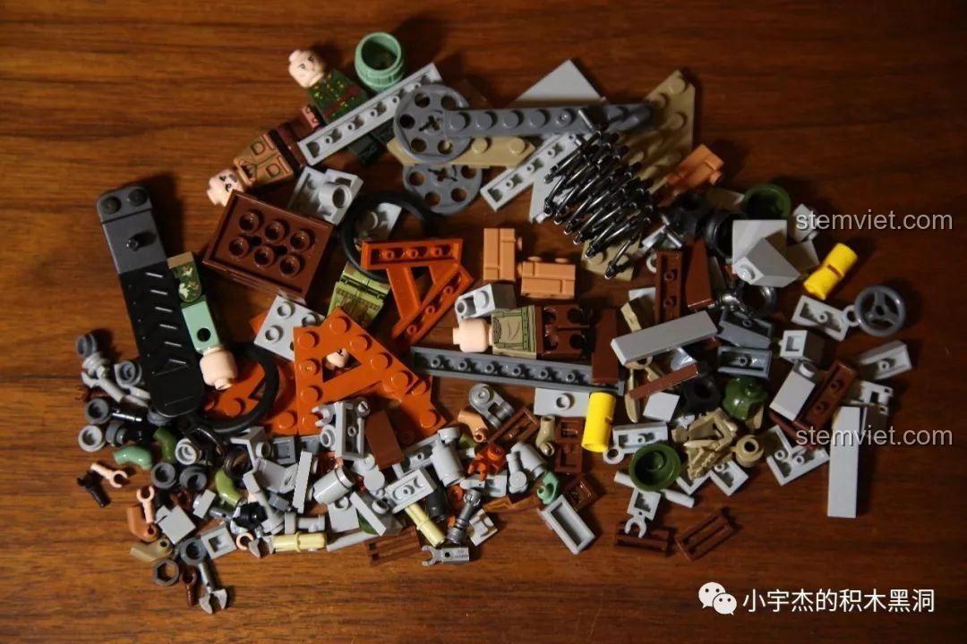 Các mảnh ghép của gói số 1 trong bộ Panlos Brick 631007, bao gồm cả các chi tiết minifigure.