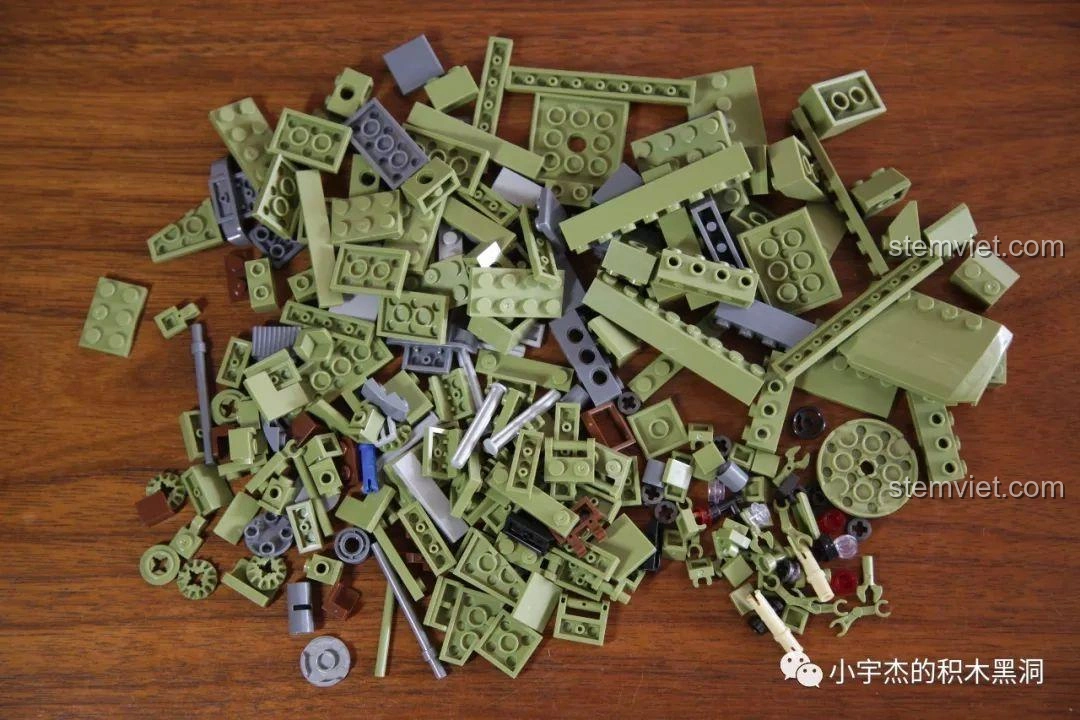 Toàn bộ mảnh ghép của gói số 2 trong bộ Panlos Brick 631007, chủ yếu là màu xanh quân đội.