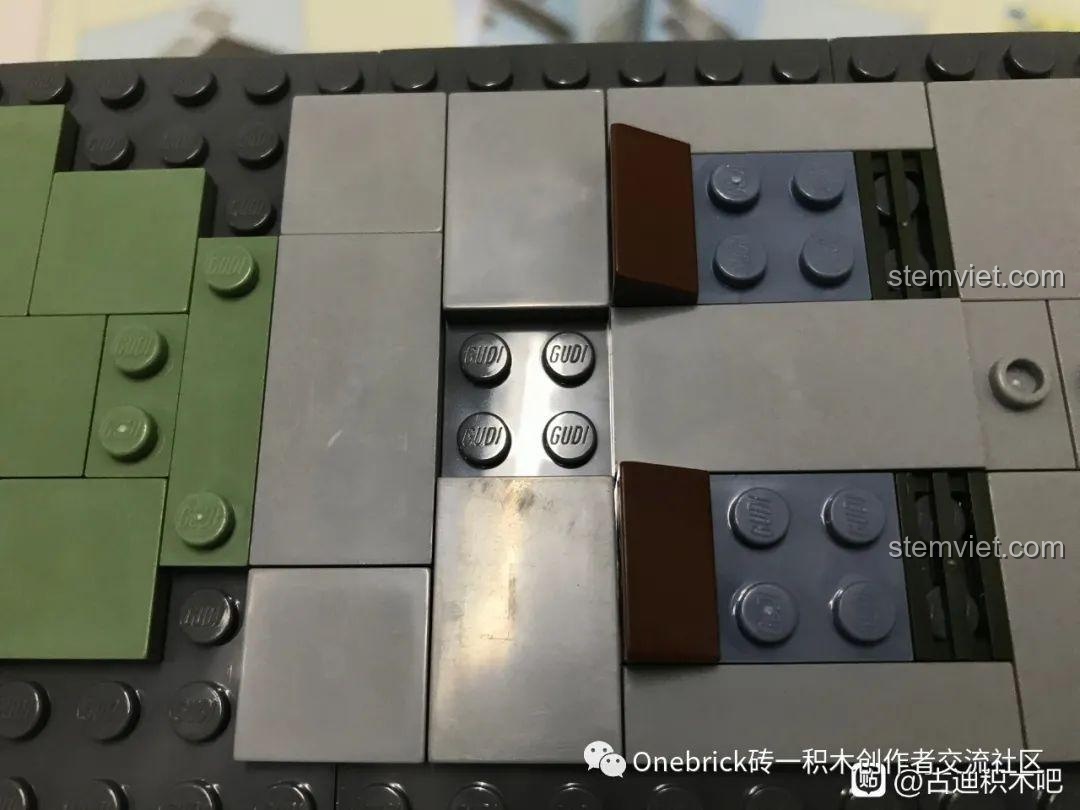 Một số mảnh ghép bề mặt phẳng của bộ GUDI 6104 có vết xước nhẹ, một điểm trừ nhỏ về chất lượng.