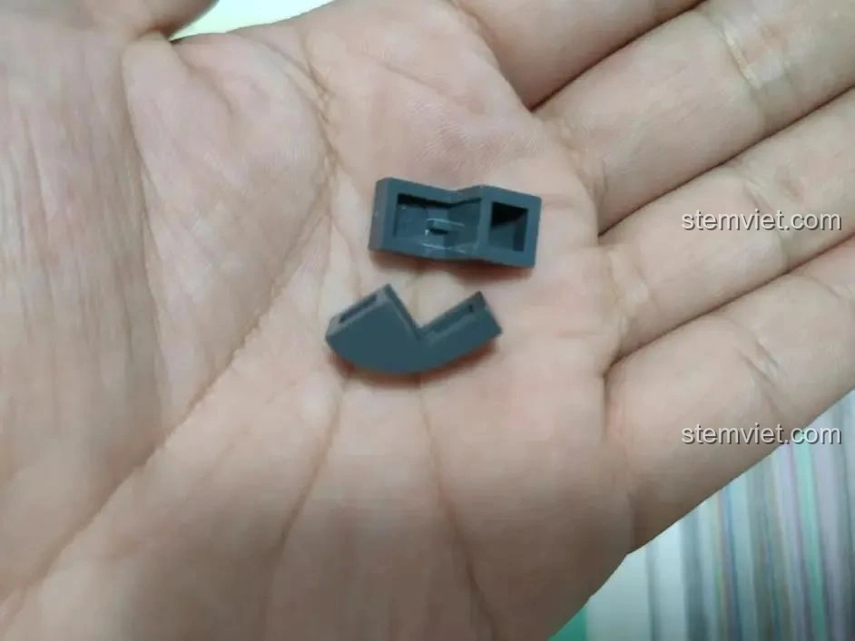 Mảnh ghép hình chữ L màu xám của bộ lắp ráp Sluban M38-B1153 Robot Diệt Tận Thế, chi tiết độc đáo.