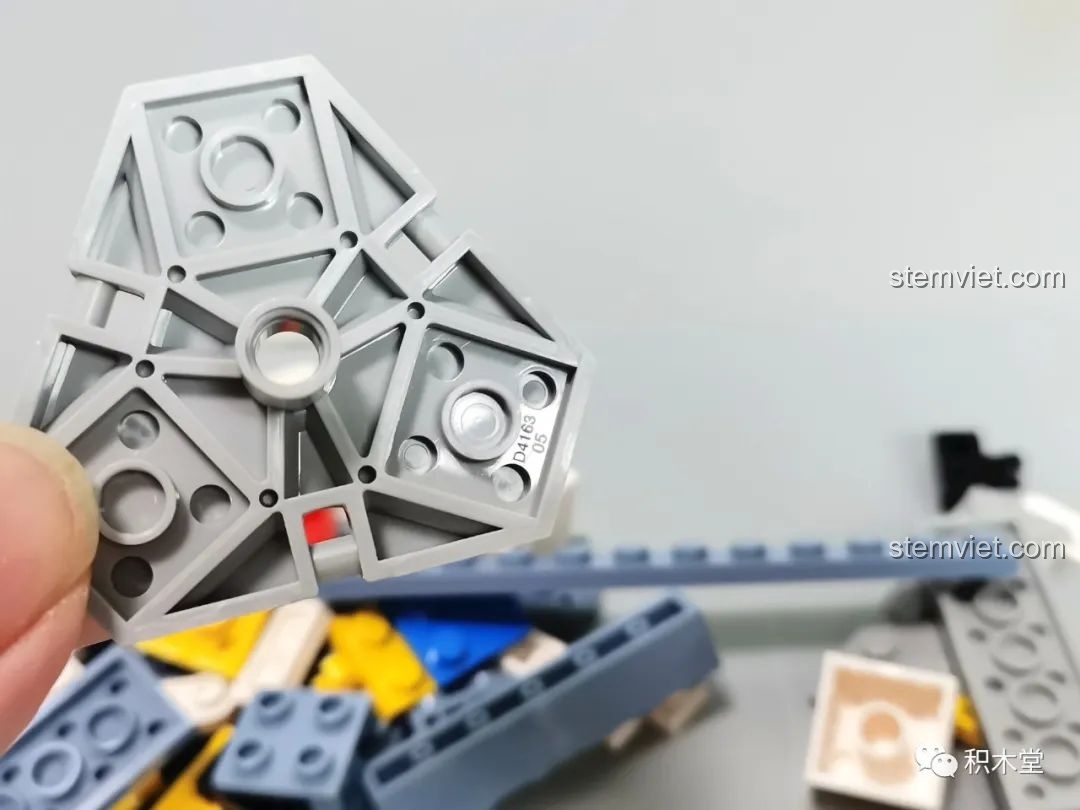 Chi tiết các mảnh ghép in ấn và mạ điện của bộ Pantasy Astro Boy 86205, thể hiện chất lượng cao.