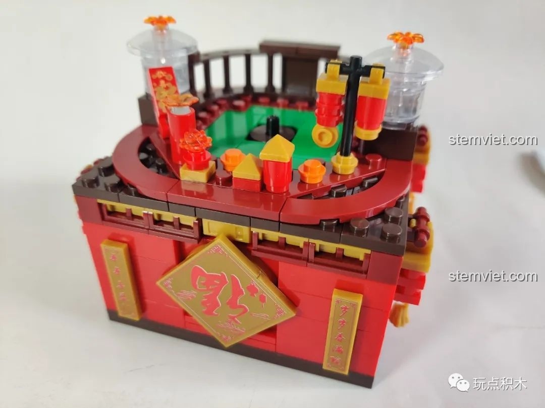 Các mảnh ghép in hình bao lì xì với chữ 'Chúc mừng năm mới'.