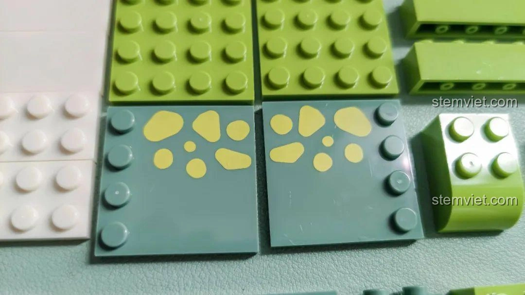 Các mảnh ghép in họa tiết da khủng long trong bộ JAKI JK5102, tạo điểm nhấn cho mô hình.