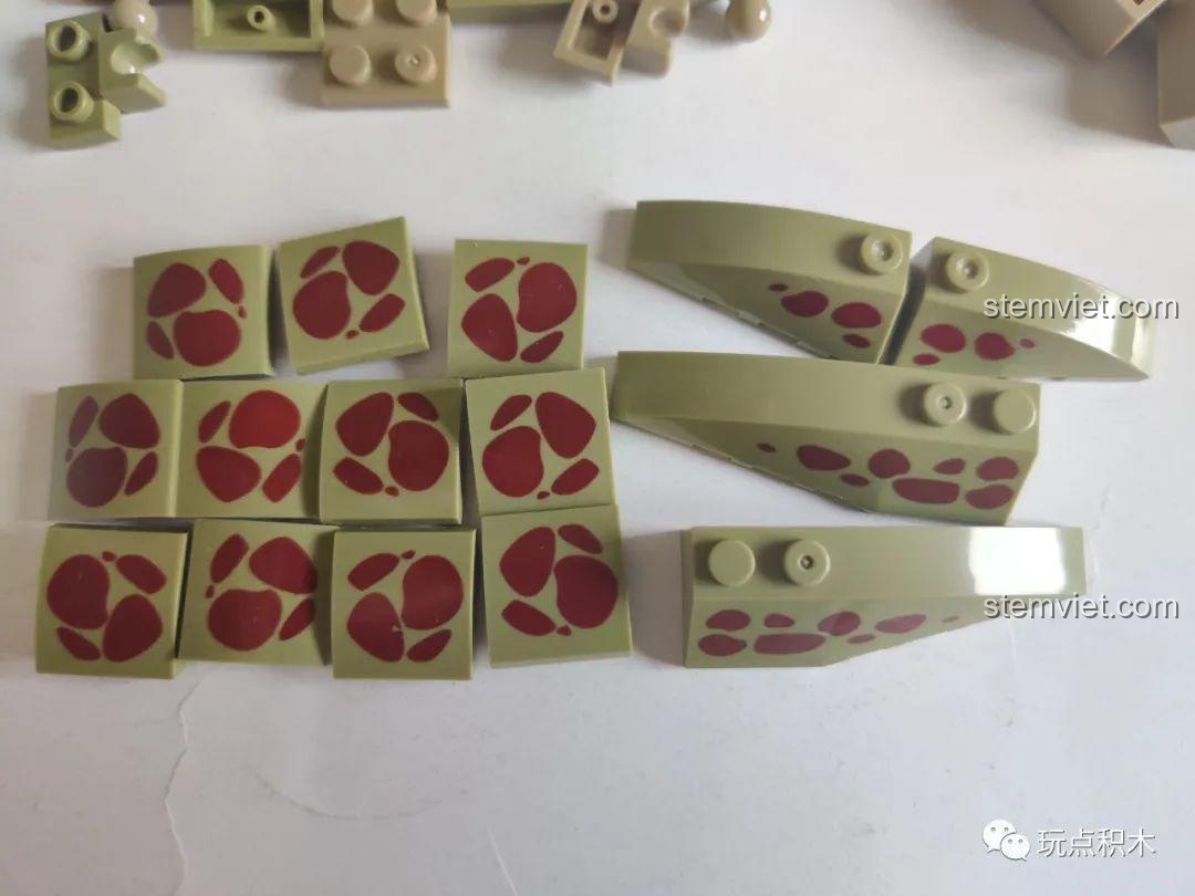 Các mảnh ghép họa tiết da khủng long của bộ WOMA C0451 đều là dạng in, không phải dán sticker, đảm bảo độ bền đẹp.