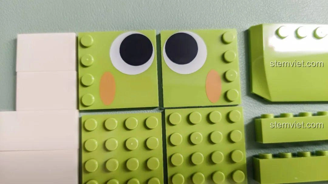 Cận cảnh các mảnh ghép in hình mắt của Khủng long T-Rex trong bộ JAKI JK5102, chi tiết rõ ràng.