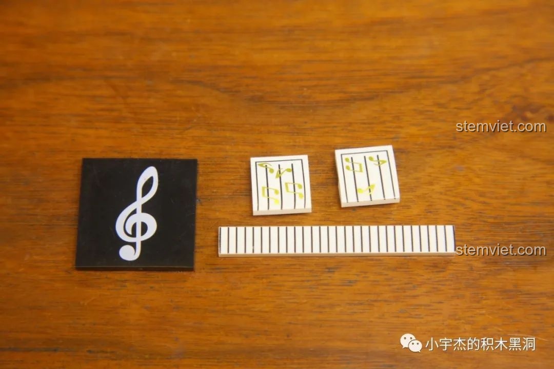 Các mảnh ghép được in sẵn của bộ WOMA C0360, bao gồm phím đàn piano, bản nhạc và khóa sol.