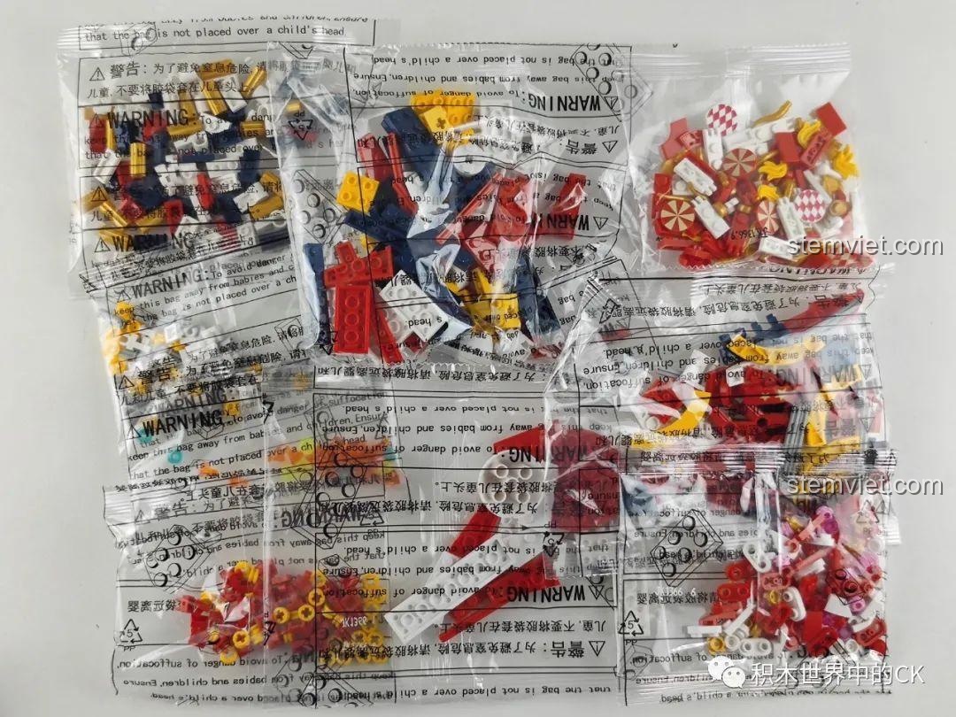 Các túi mảnh ghép của bộ Hộp nhạc thông minh Công viên giải trí ánh sao JAKI JK1366 được đóng gói cẩn thận, phân loại rõ ràng. Trải nghiệm JAKI JK1366 Mô hình hộp nhạc tinh tú.