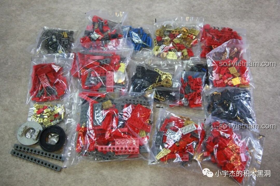 Các mảnh ghép của KBOX V5004 Giáp Chống Hulk MK44 sau khi đổ ra từ túi số 1, với nhiều màu sắc.