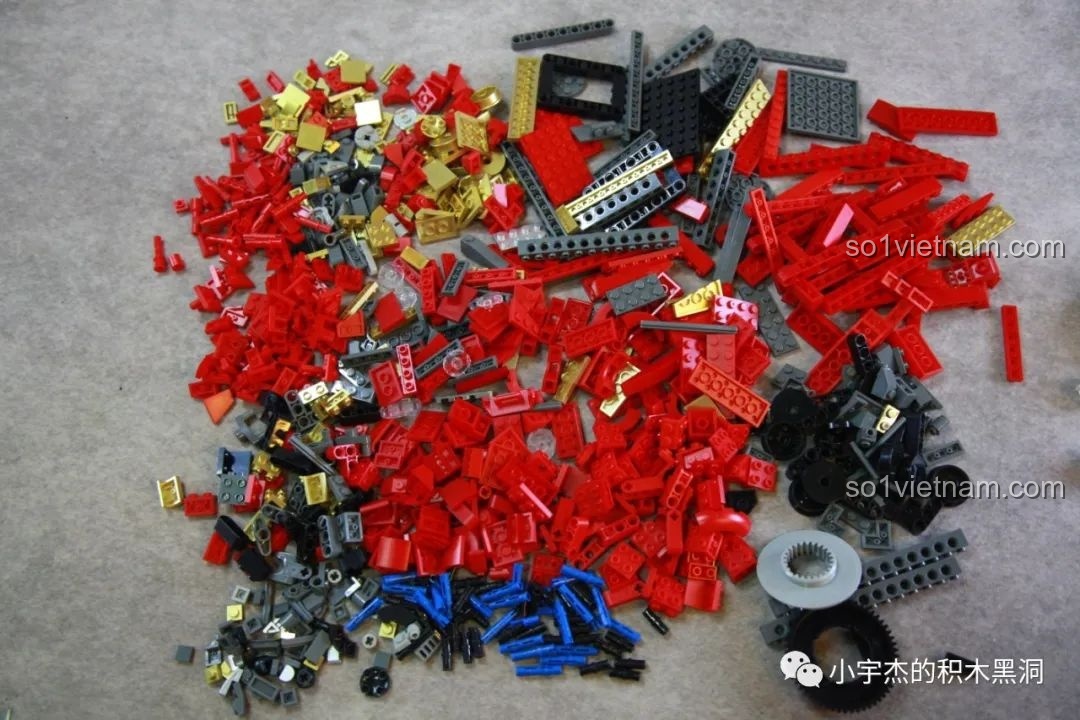 Các mảnh ghép của KBOX V5004 Hulkbuster MK44 sau khi đổ ra từ túi số 3 và 4, với nhiều chi tiết.