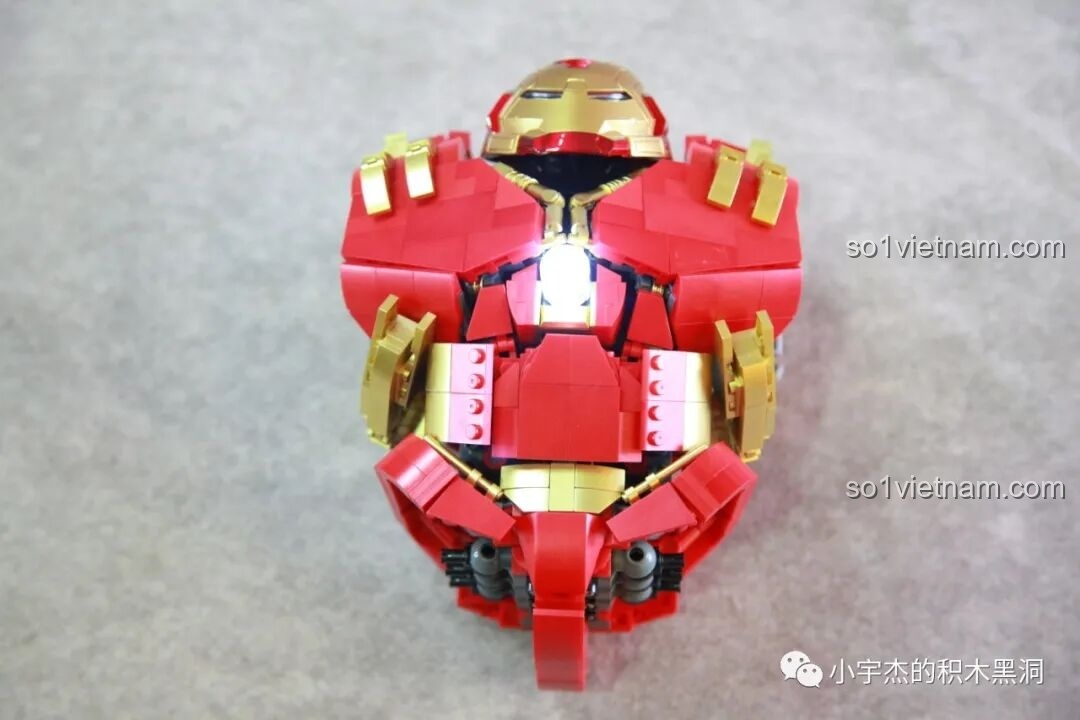 Các mảnh ghép của KBOX V5004 Hulkbuster MK44 sau khi đổ ra từ túi số 5.