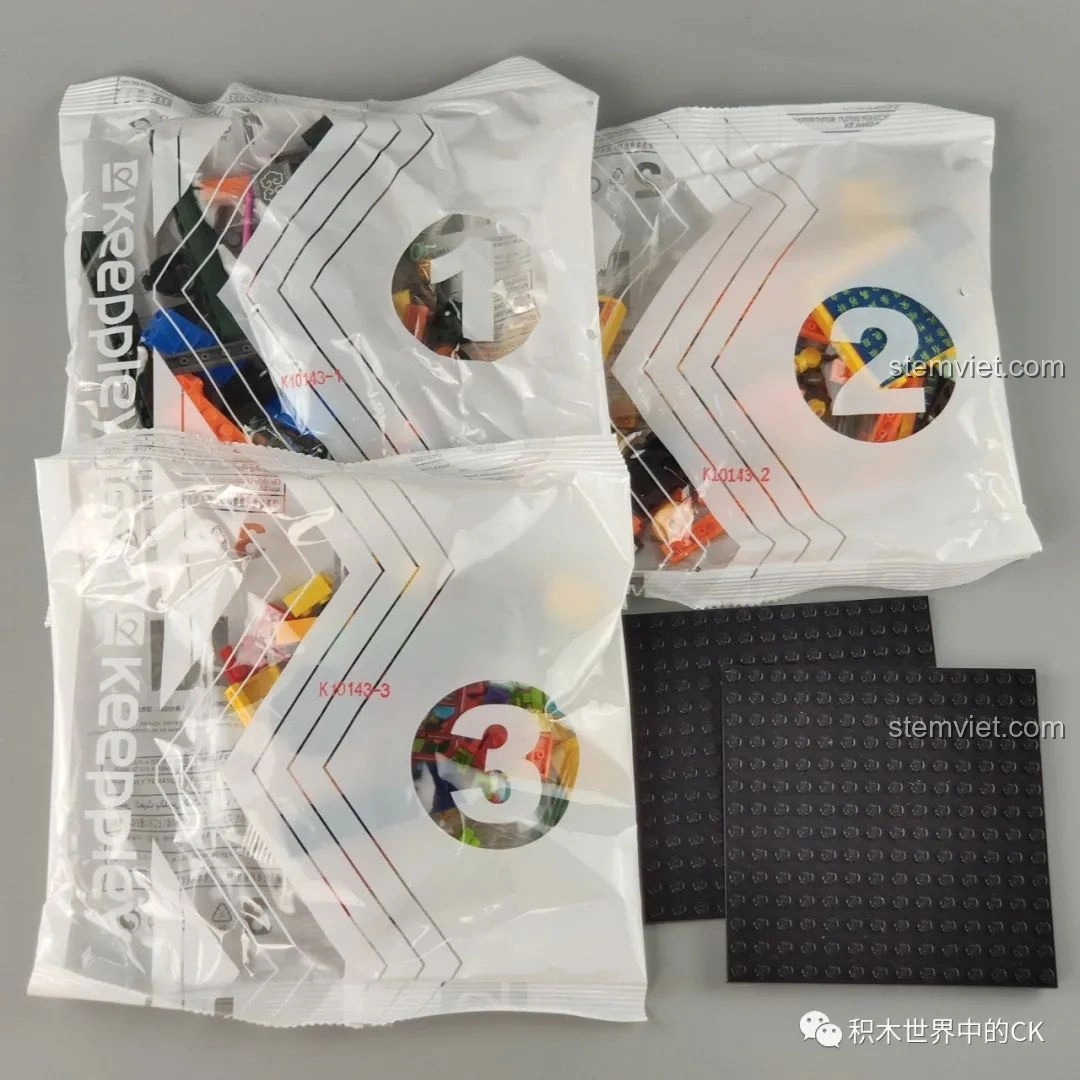 Các túi mảnh ghép được đánh số của bộ lắp ghép Keeppley Cố Cung, sắp xếp gọn gàng, tiện lợi cho việc lắp ráp.