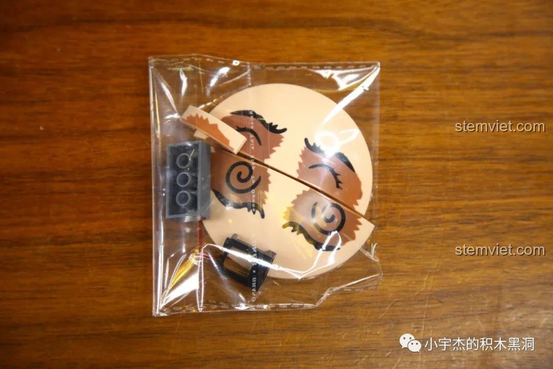 Mảnh ghép khuôn mặt Teemo được in sẵn chi tiết, đảm bảo độ sắc nét và thẩm mỹ cho mô hình K Box 10302.