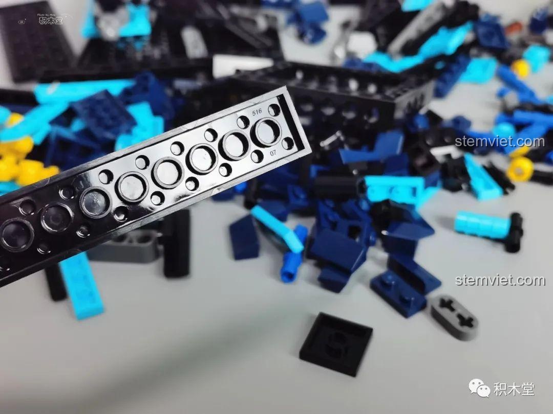 Mảnh ghép kỹ thuật màu đen của bộ lắp ráp Mould King 10017 Rolls-Royce Cullinan, chất lượng cao.