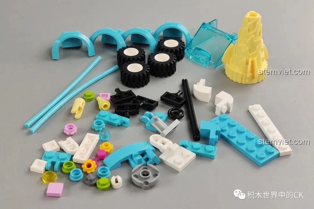 Các mảnh ghép rời của bộ QMAN 4804, sẵn sàng để lắp thành mô hình xe cắm trại hoặc du thuyền.