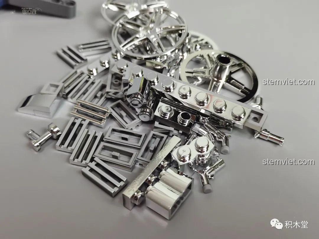 Các mảnh ghép mạ chrome và mảnh ghép thường của bộ Mould King 10017 Rolls-Royce Cullinan.