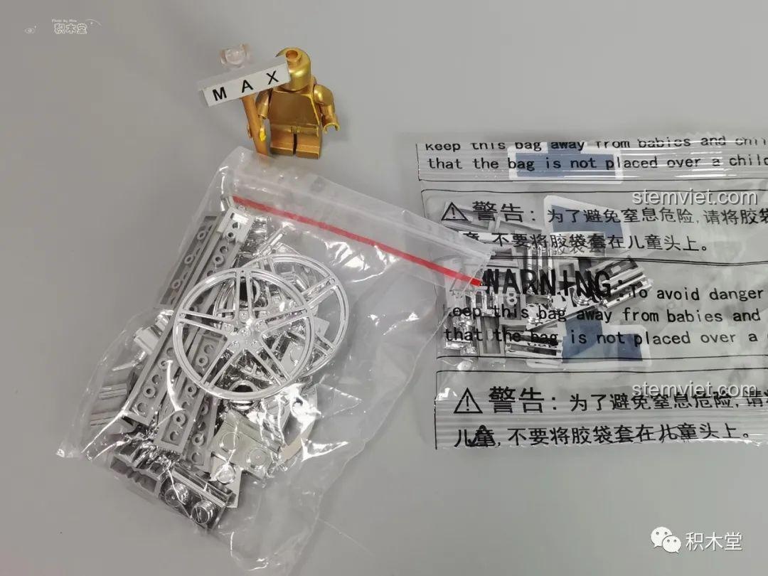 Túi chứa các mảnh ghép mạ chrome của bộ lắp ráp Mould King 10017 Rolls-Royce Cullinan.