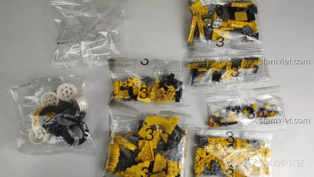 Các mảnh ghép mạ crom sáng bóng trong bộ Panlos Brick 621019 Mô Hình Bumblebee, tạo điểm nhấn sang trọng và chân thực cho mô hình xe Volkswagen Beetle.