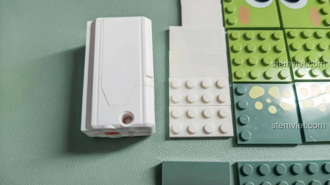 Mảnh ghép màu trắng đặc biệt trong bộ lắp ghép Khủng long Bạo Chúa Ăn Vặt JAKI JK5102, chi tiết độc đáo.