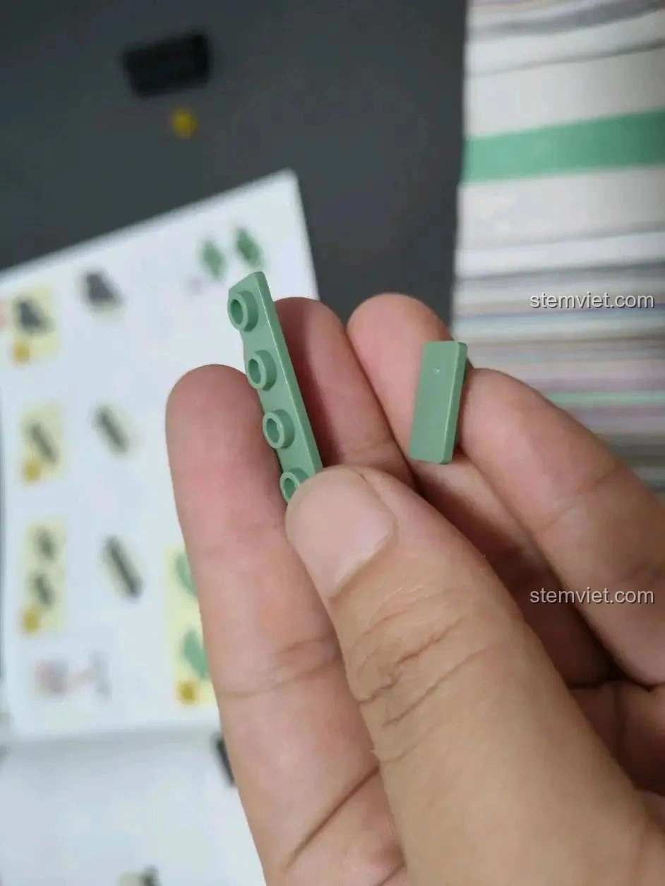 Mảnh ghép màu xanh lá cây của bộ lắp ráp Sluban M38-B1153 Robot Diệt Tận Thế, chi tiết nhỏ.