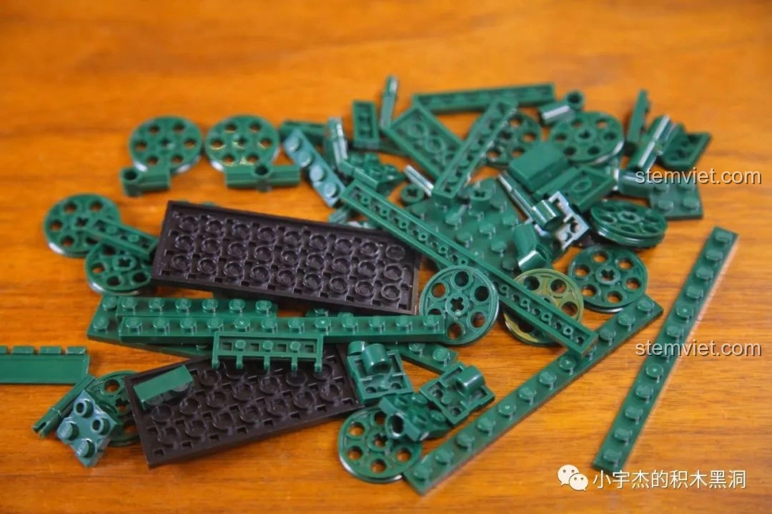 Cận cảnh các mảnh ghép màu xanh rêu của bộ lắp ráp Xe Tăng 215 Sluban M38-B0982, cho thấy chất lượng nhựa tốt.
