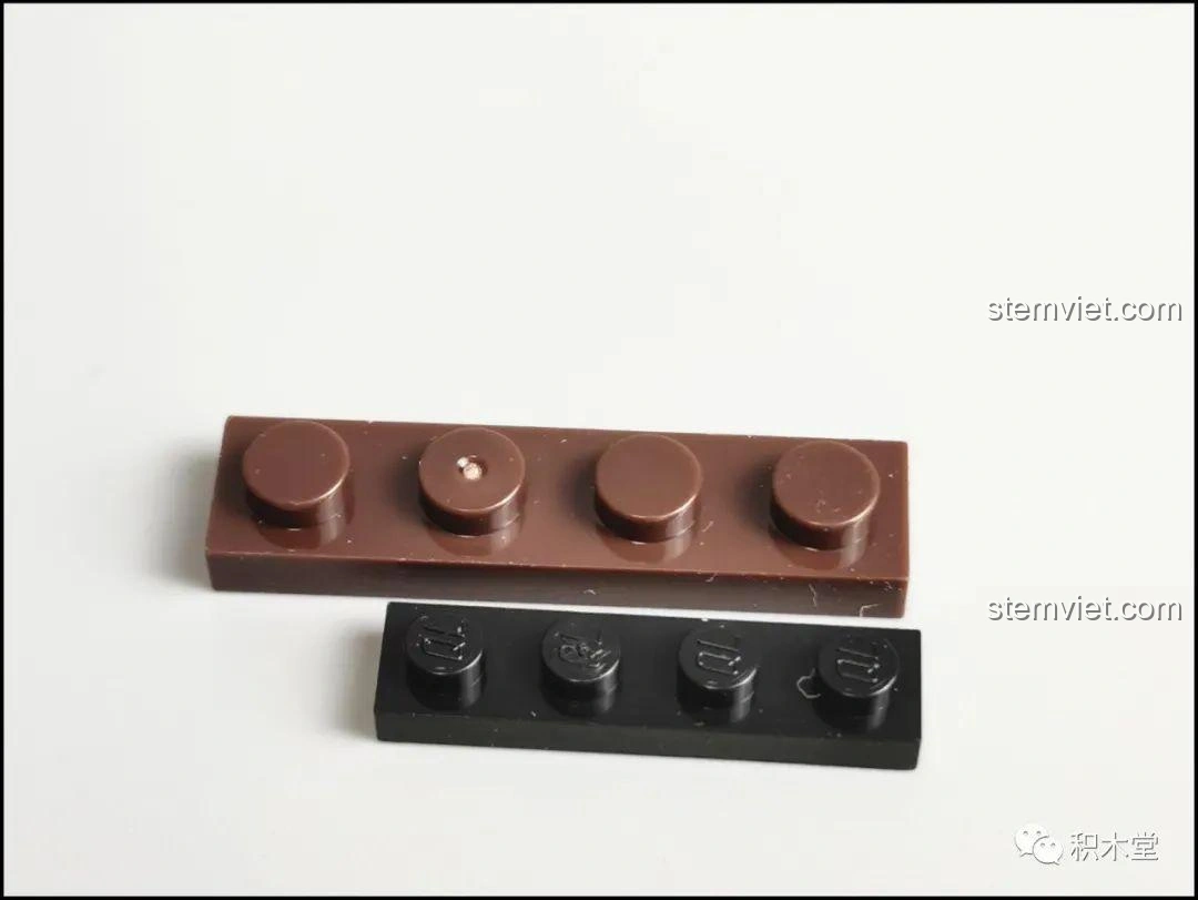 So sánh kích thước mảnh ghép mini block Zhegao với mảnh ghép LEGO, có logo QL trên bề mặt.