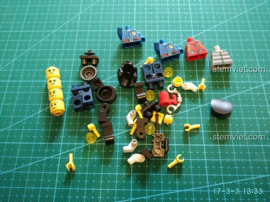 Các mảnh ghép minifigure và phụ kiện nhỏ của bộ đồ chơi lắp ráp GUDI 9316, sẵn sàng để lắp ráp nhân vật.