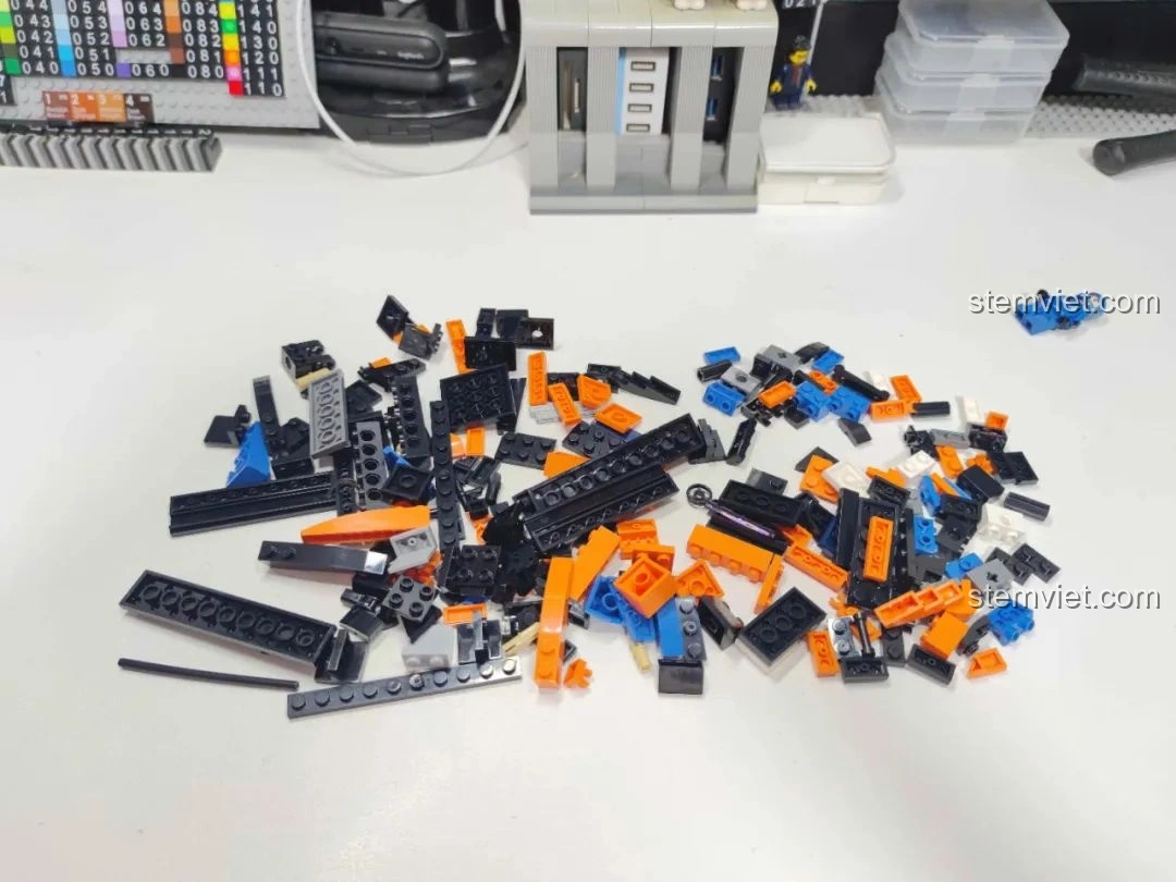 Các mảnh ghép màu cam, xanh, đen của bộ MJ Technology 13014 xe đua F1, chất liệu nhựa ABS cao cấp.